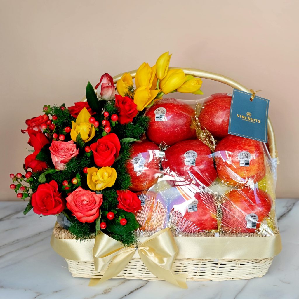 Giỏ Hoa Táo Đỏ Bách Niên