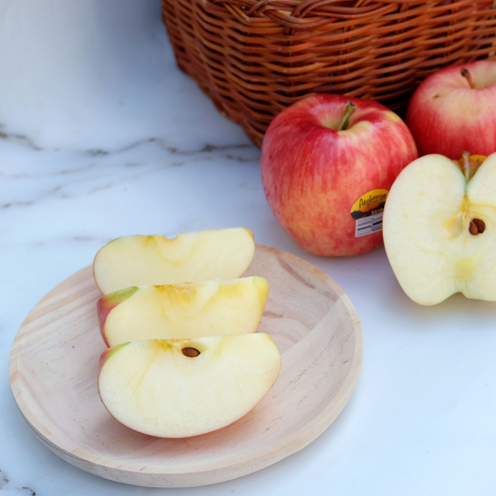 Khi chọn mua táo Ambrosia, Quý khách hàng nên chú ý quan sát độ tươi, bóng hay độ cứng, xốp của quả.