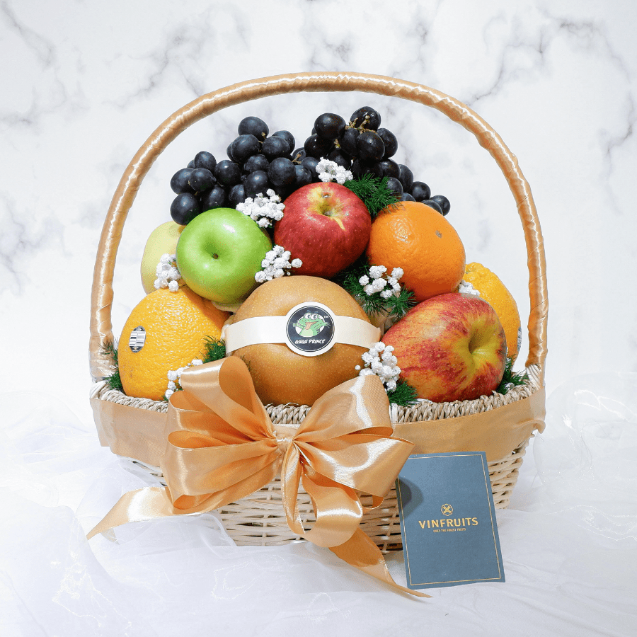 Chọn giỏ quà trái cây là một lựa chọn tuyệt vời khi tặng quà. Chúng không chỉ đẹp mắt, hấp dẫn mà còn tươi ngon và giàu dinh dưỡng. Một giỏ quà trái cây được thiết kế đầy sáng tạo với các loại hoa quả tươi ngon như táo, cam, nho, dứa và chùm nho mọng đỏ, sẽ làm hài lòng người nhận và thể hiện sự lựa chọn tốt của bạn.